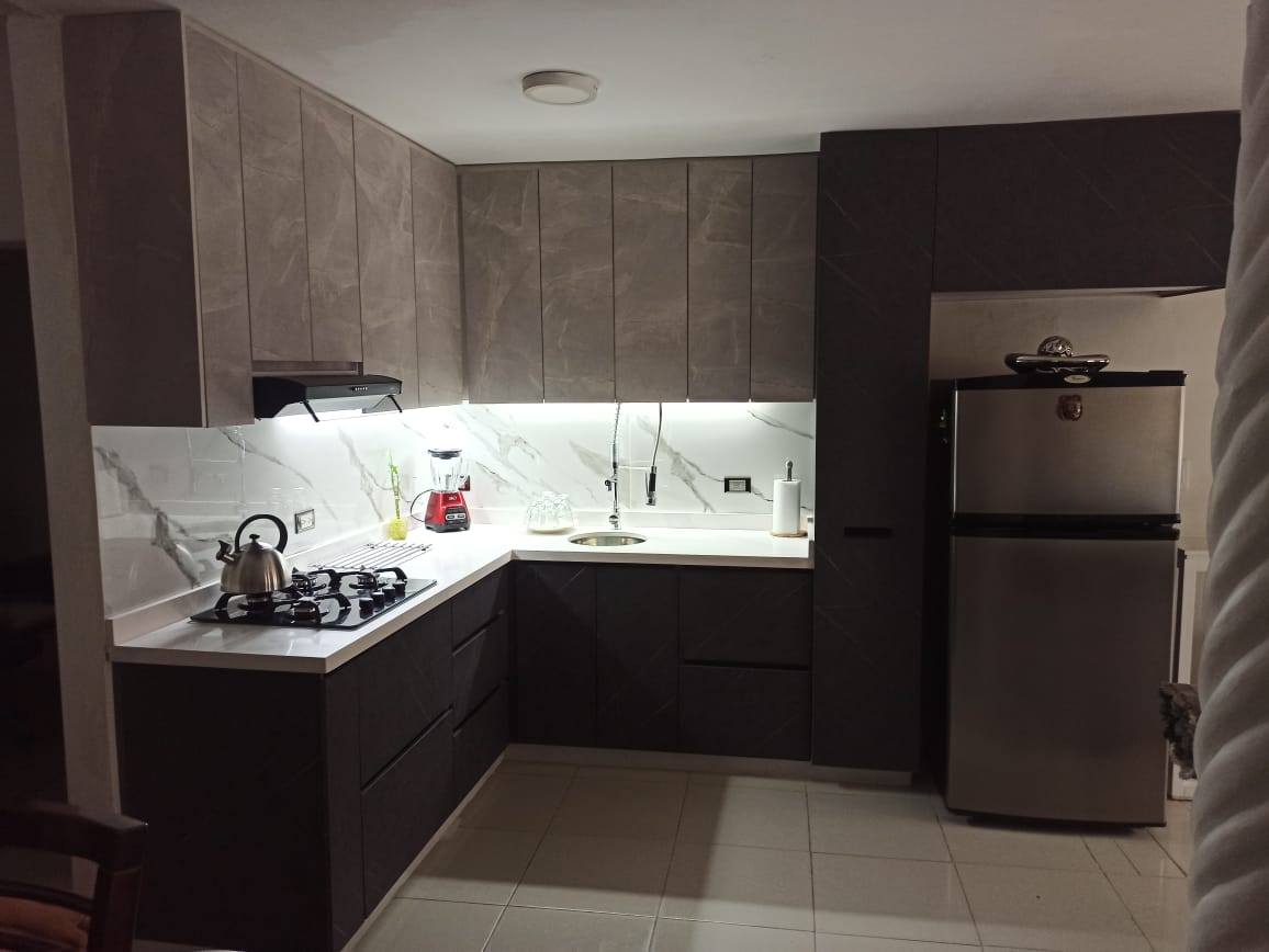 Cocina integral con acabados en marmol