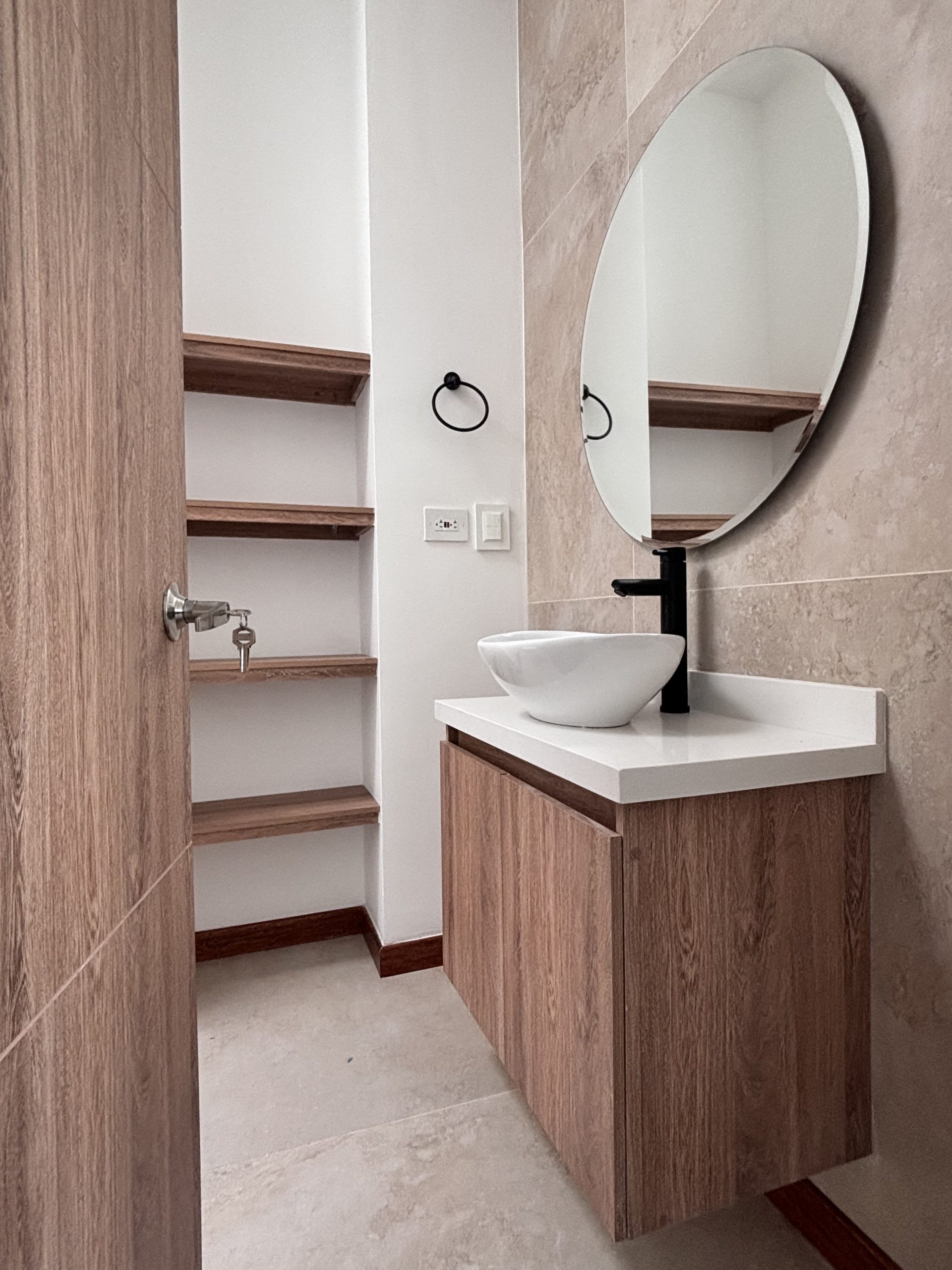 Mueble de baño moderno con espejo circular