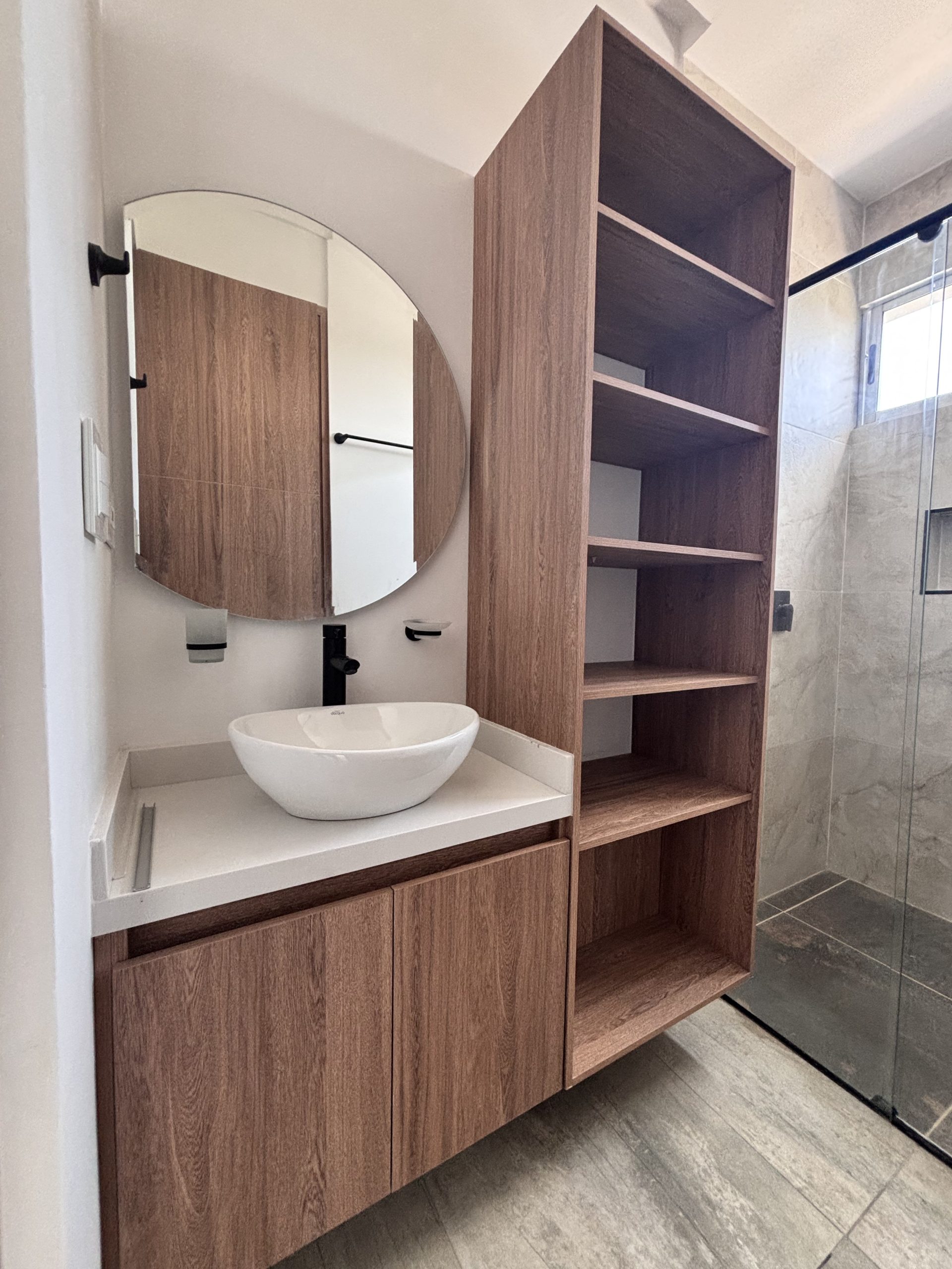 Mueble de baño con amplio almacenamiento