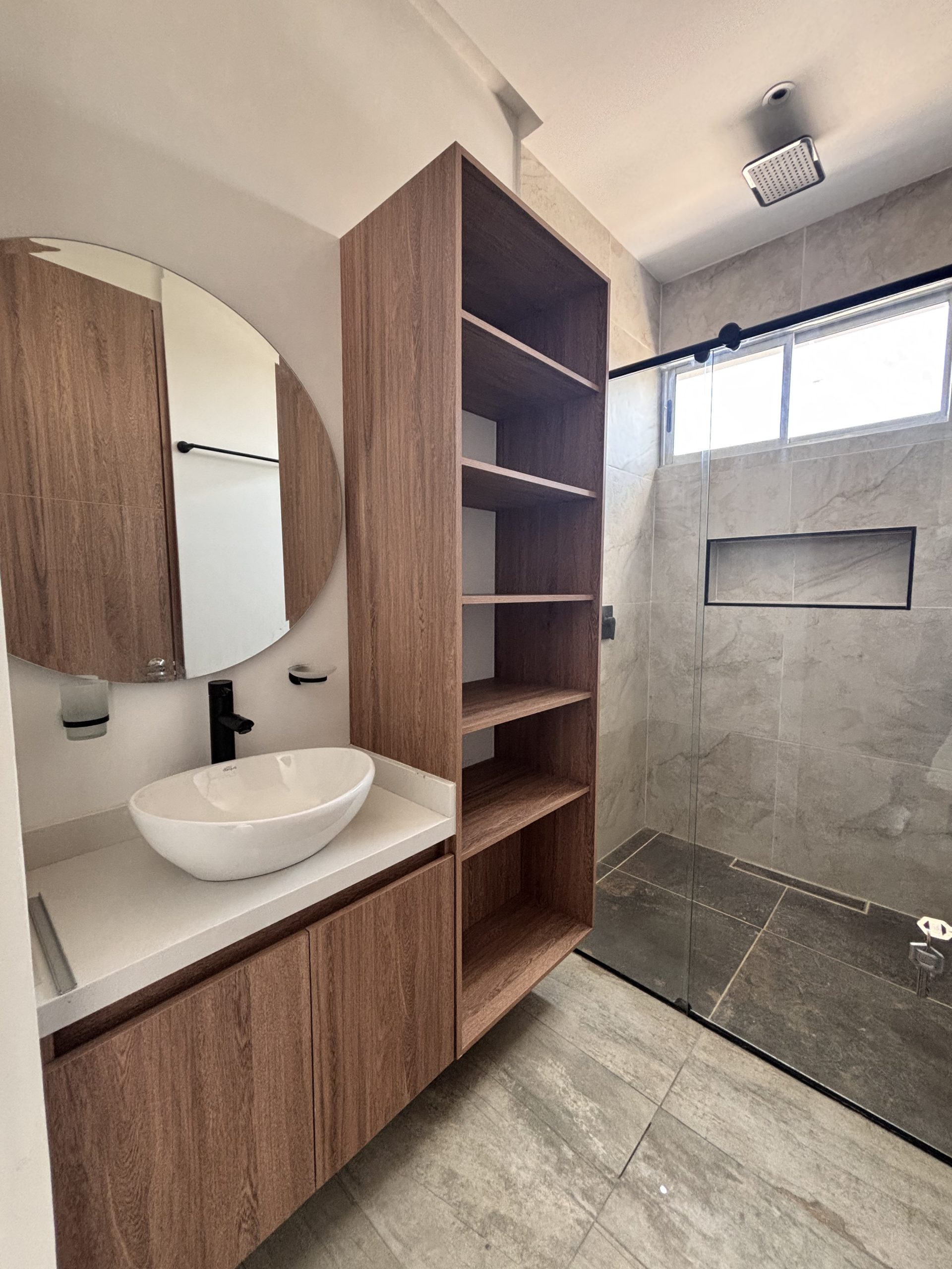 Mueble de baño con lavamanos sobrepuesto